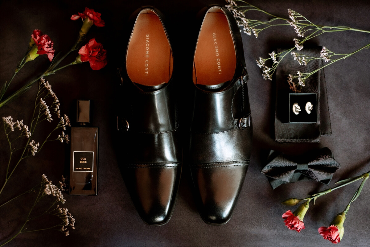 Stary Folwark Machnice Wzgórze 208 - przygotowania do ślubu Pana Młodego, detale, buty do ślubu, muszka, spinki do mankietów