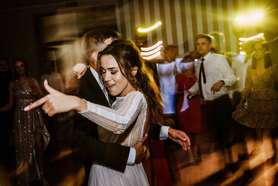 fotograf ślubny Wałbrzych - panna młoda tańcząca na weselu