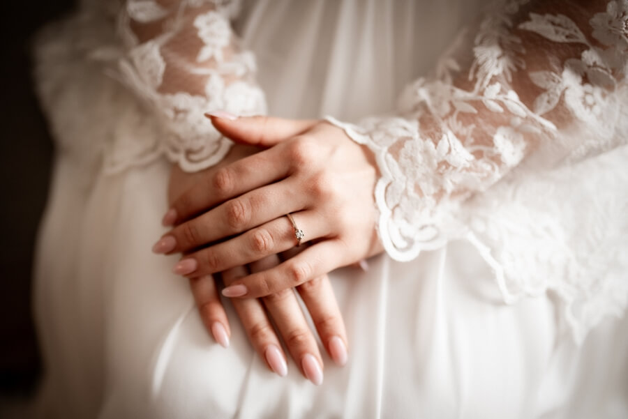fotograf ślubny Wałbrzych - dłonie panny młodej z pierścionkiem zaręczynowym