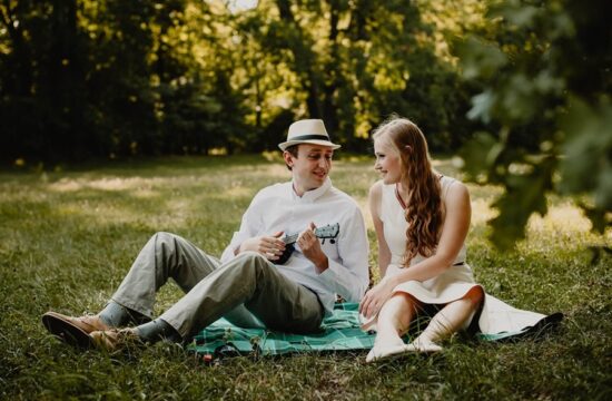 Piknikowa sesja narzeczeńska