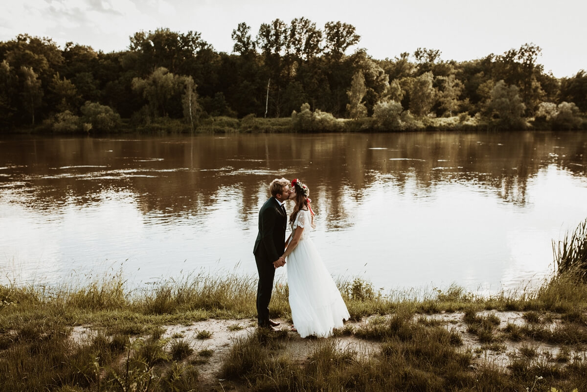 sesja ślubna we Wrocławiu nad rzeką